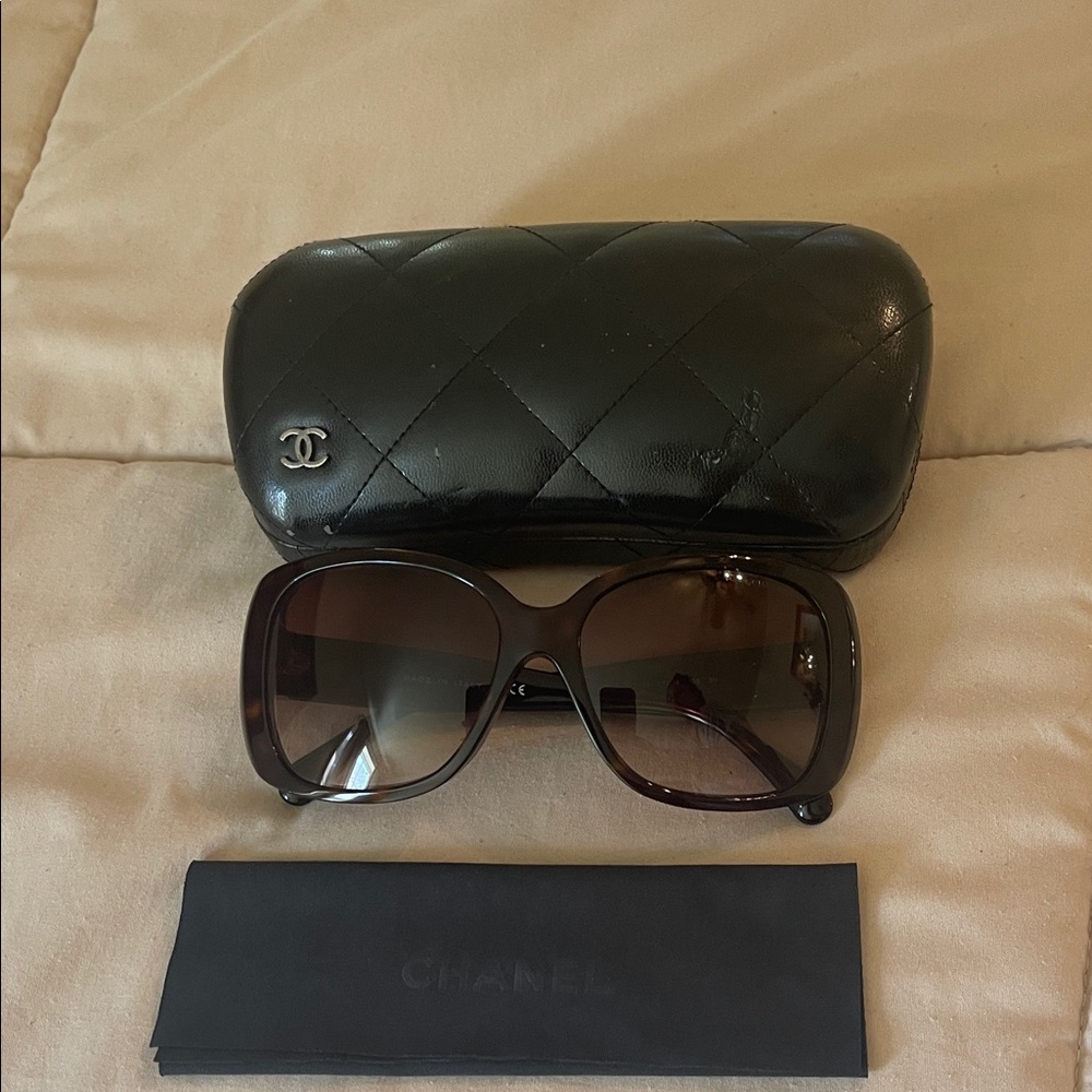 Authentic CHANEL CC Black and Brown Tortoiseshell Sunglasses with Case and Cloth - Picture 15 of 16